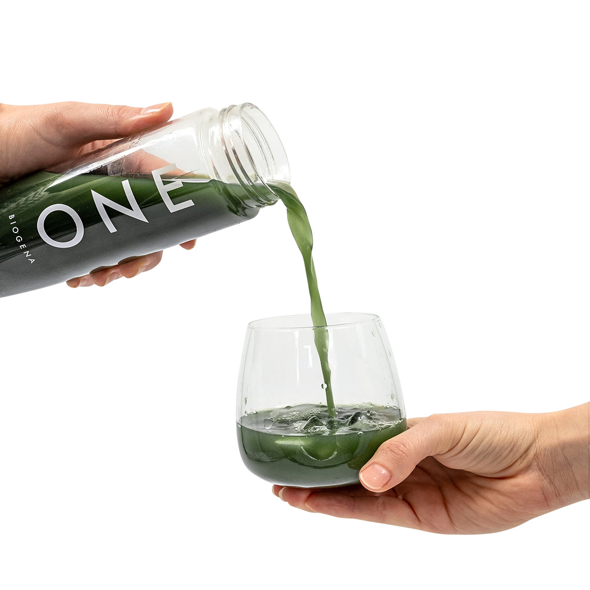 BIOGENA ONE wird ins Glas gegossen